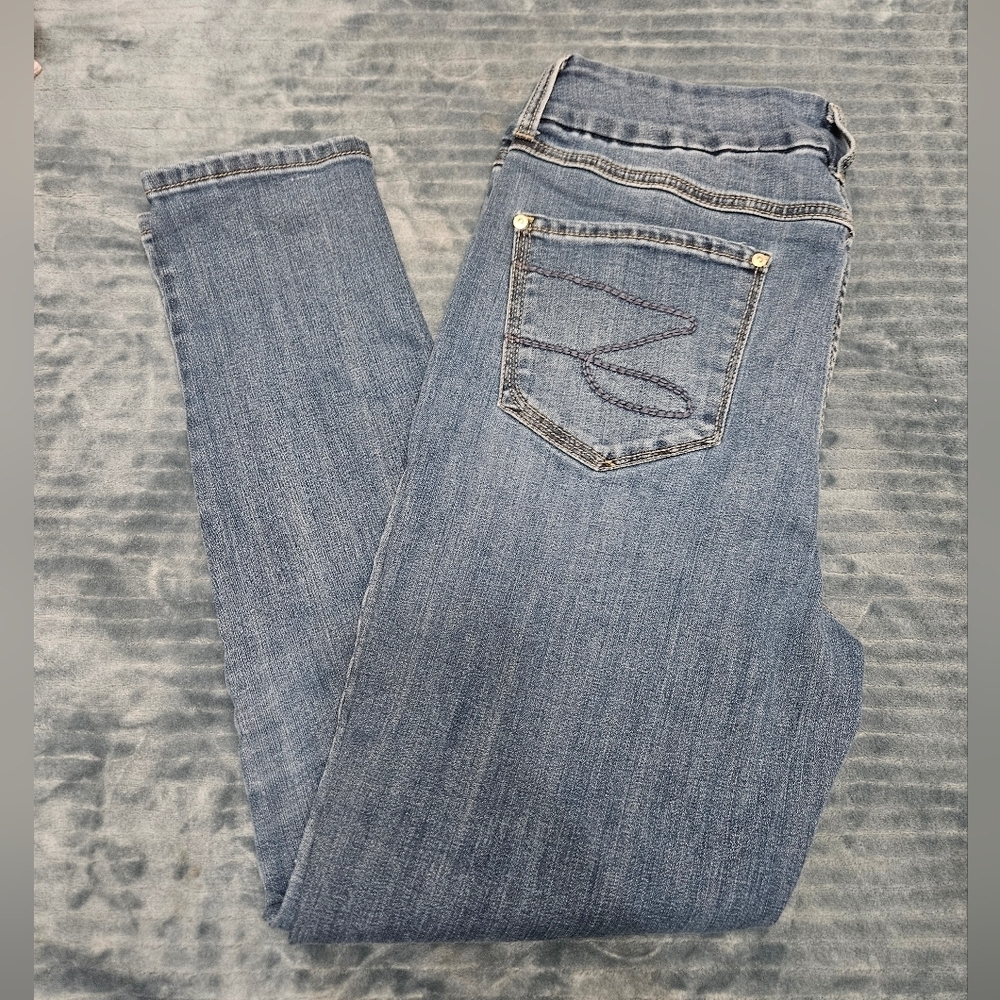 Seven7 Medium Wash High Rise Skinny Jeans! - Picture 1 of 8